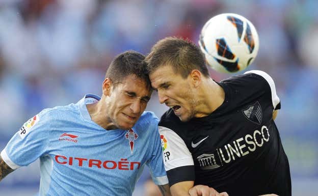Hugo Mallo pelea por un balón con Camacho en su primer partido en Primera División en 2012  EFE