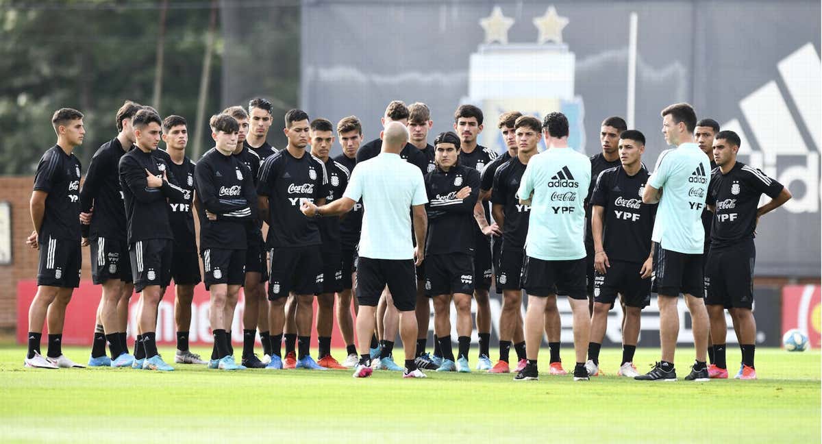 Mascherano durante una charla con su equipo./GETTY