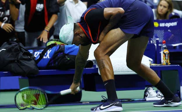 Kyrgios destroza una raqueta contra el suelo. Reuters