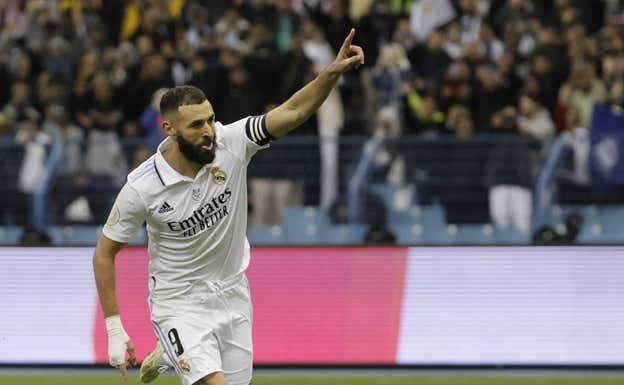 Benzema celebra su gol al Valencia.  EFE