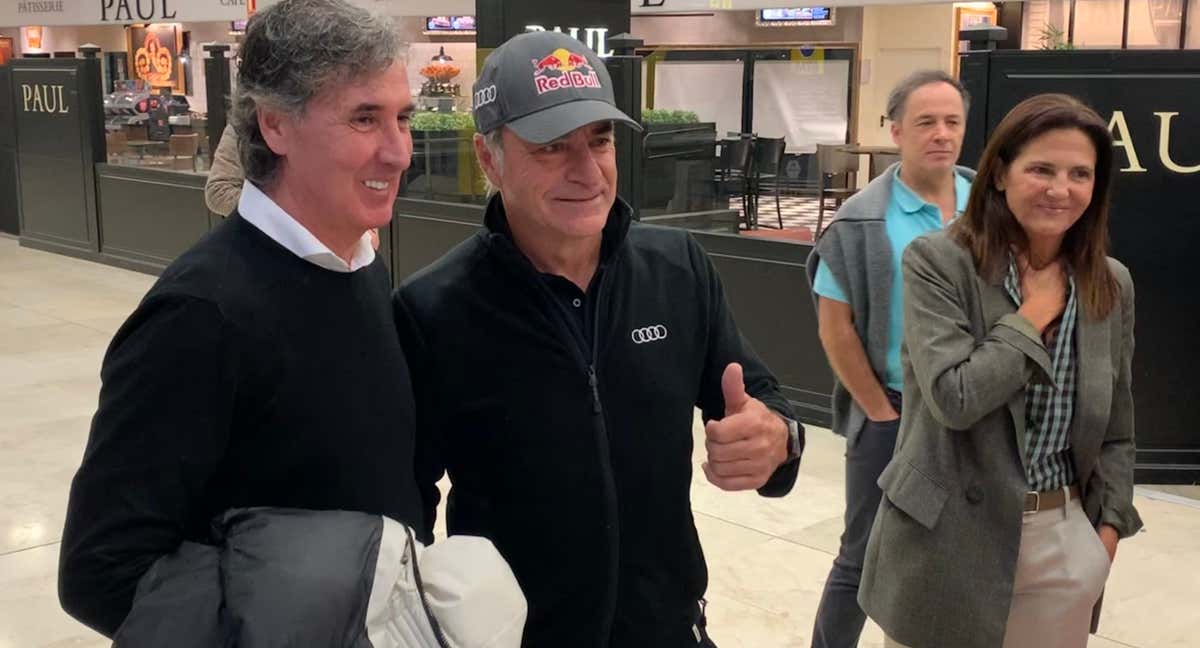 Carlos Sainz ha sido recibido por familiares y amigos en el aeropuerto de Madrid./