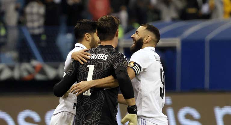 Benzema abraza a Courtois después de meterse en la final de la Supercopa.