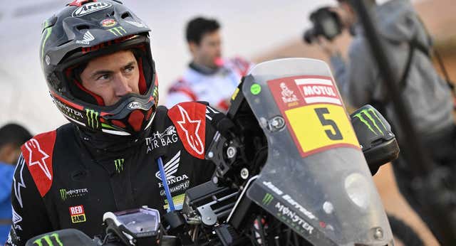 Joan Barreda llega a casa 24 horas después del accidente que le dejó fuera del Dakar