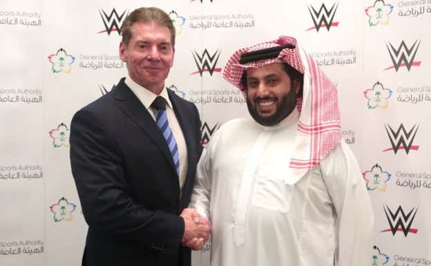 Vince McMahon y un representante del gobierno saudí durante una visita de WWE al país. WWE