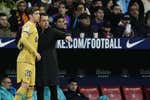 Xavi medita cambios y duda con Araujo