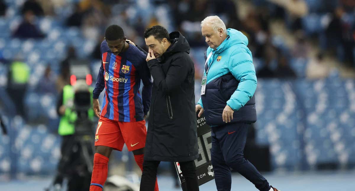 Xavi con Dembélé, que tenía molestias /AFP