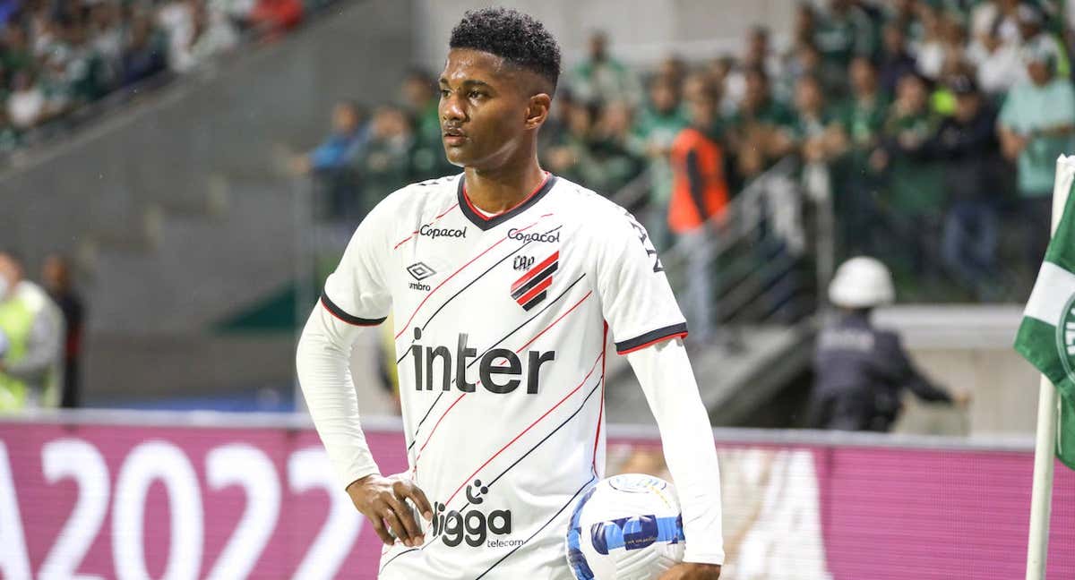 El brasileño Abner en un partido de Copa Libertadores con el Atlético Paranaense.