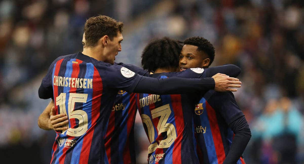 Los jugadores del Barça celebran el gol de Ansu Fati