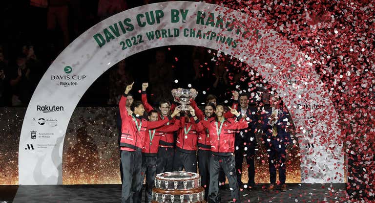 El equipo canadiense celebra el triunfo en la Copa Davis 2022 en Málaga.