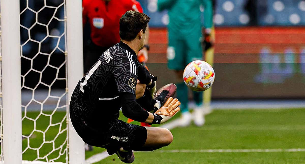 Courtois deteniendo el penalti a Gayà./Real Madrid