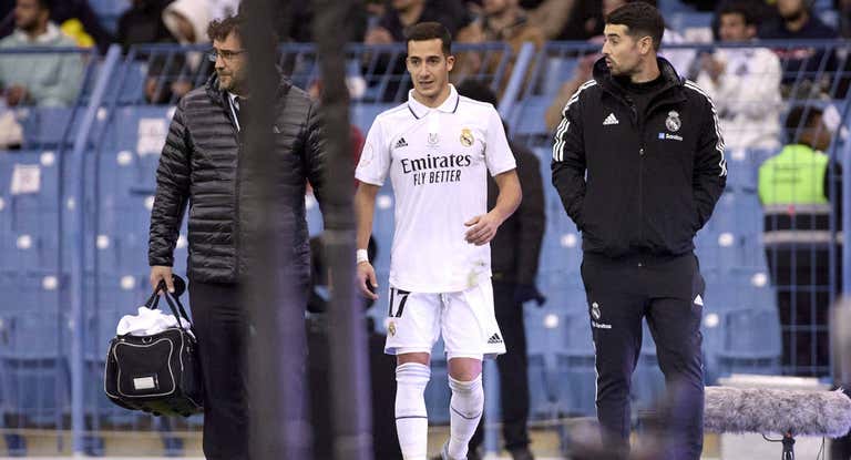 Lucas Vázquez se retira después de lesionarse contra el Valencia.