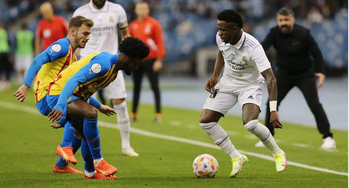 Vinicius, frente a Lato y Correia en el Real Madrid-Valencia. /Reuters