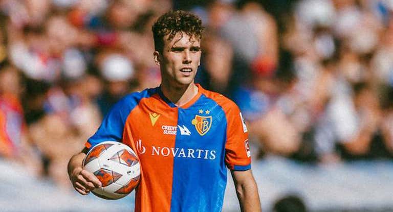 Sergio López durante un partido con el Basilea.