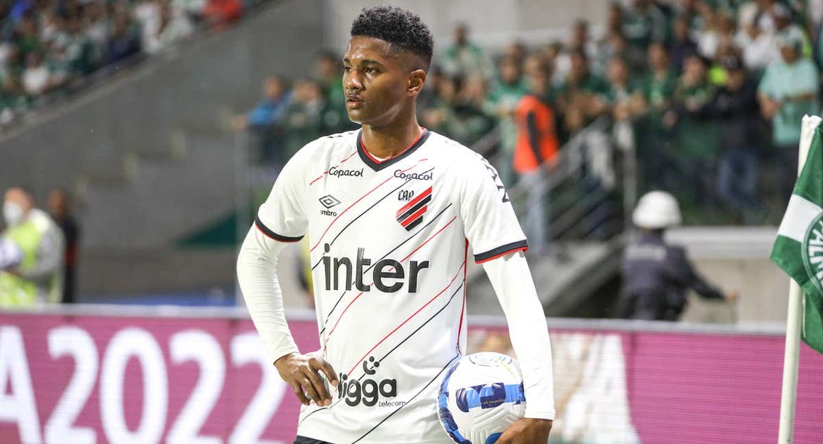 Abner, en un partido de la Libertadores con el Atlético Paranaense.