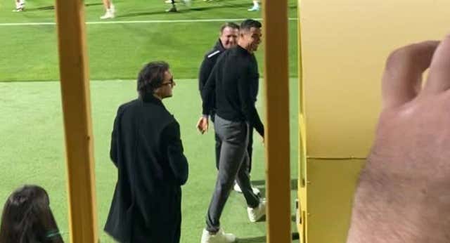 Cristiano Ronaldo visita el entrenamiento del Real Madrid en Arabia: «Qué pesados los españoles»