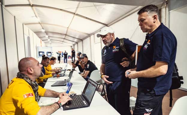 Denis Krotov y su copiloto, Konstantin Zhiltsov, en las verificaciones del Rally Dakar 2023.  X-raid