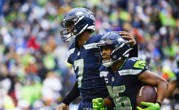 Geno Smith y Tyler Lockett celebrando un touchdown  REUTERS