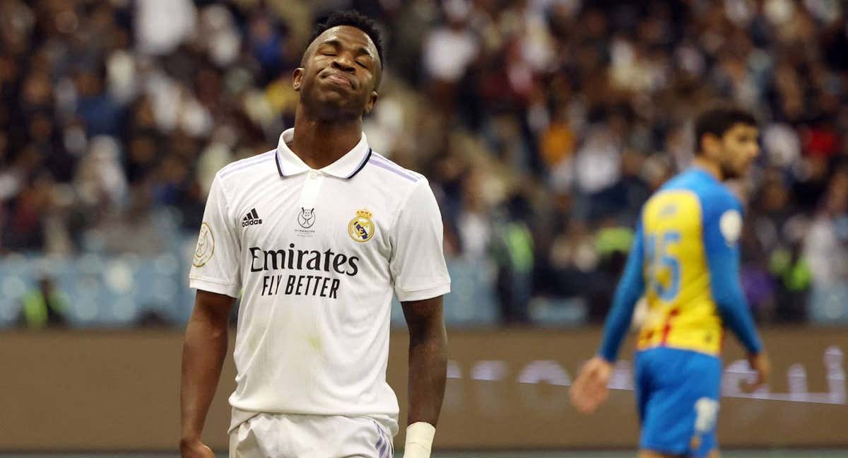 Vinicius se lamenta tras fallar una ocasión ante el Valencia. /AFP