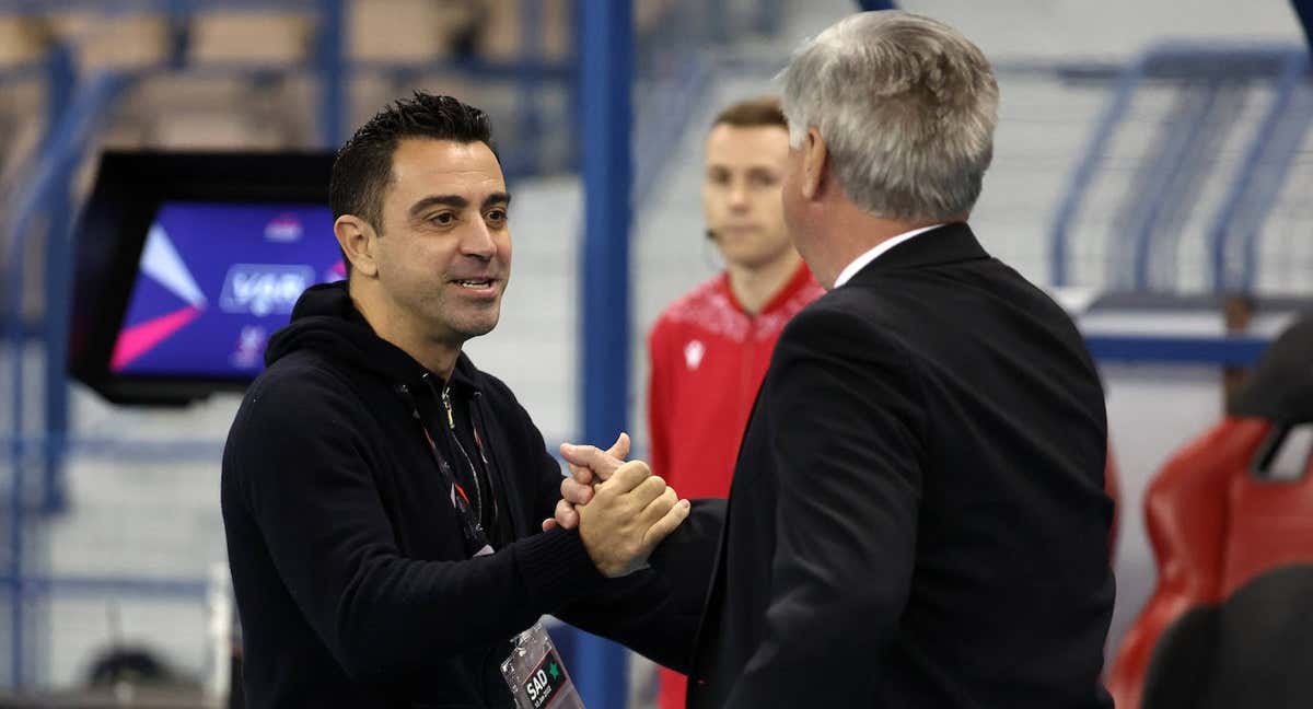 Xavi y Ancelotti, en el momento de saludarse antes de la última Supercopa de España. /GETTY