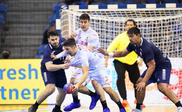 Alex Dujshebaev, con el balón en un ataque de los Hispanos.  REUTERS