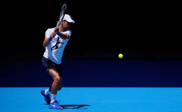 Djokovic, entrenando en el Open de Australia 2023.  SANDRA SANDERS/REUTERS