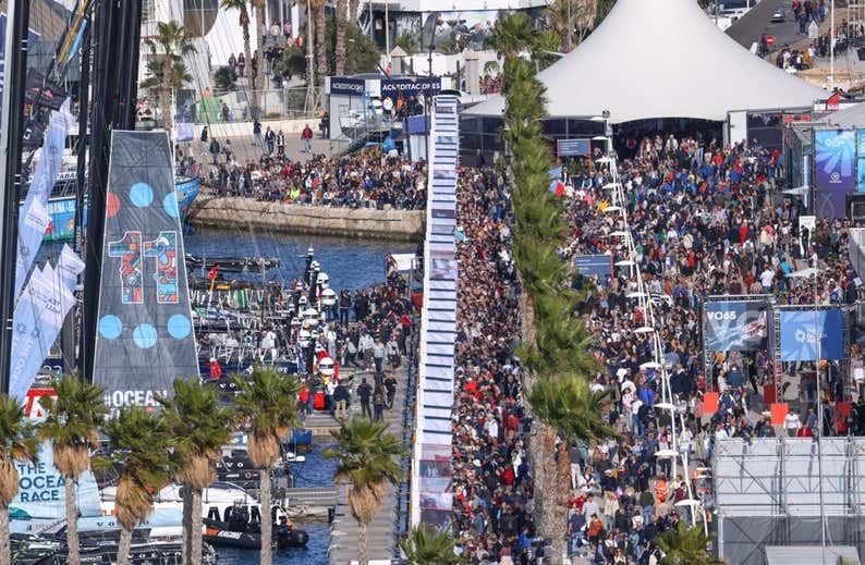 Una salida de récord: 140.000 personas para ver vela en Alicante
