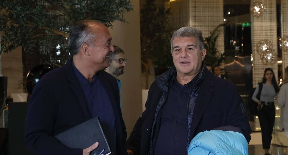 Joan Laporta, el presidente del Barça, y Rafa Yuste, el vicepresidente deportivo blaugrana, a su llegada a Riad. /EFE