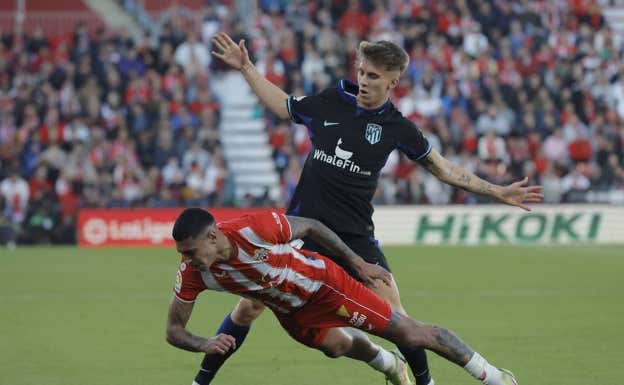 Pablo Barrios, en una acción del partido con Samuel Costa.  REUTERS