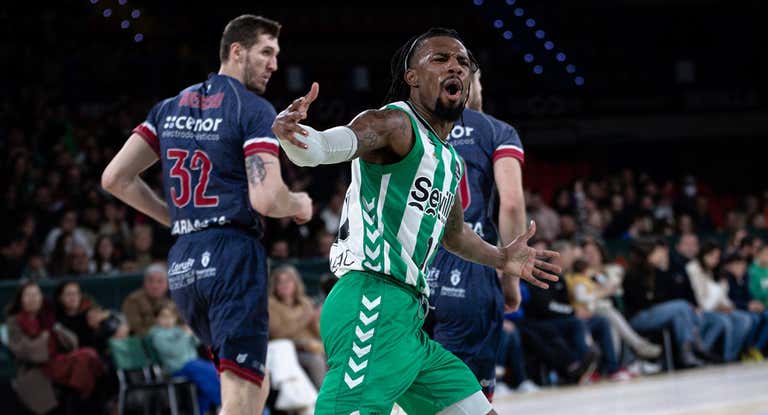 Shannon Evans pide la falta tras una de sus acciones en su último partido
