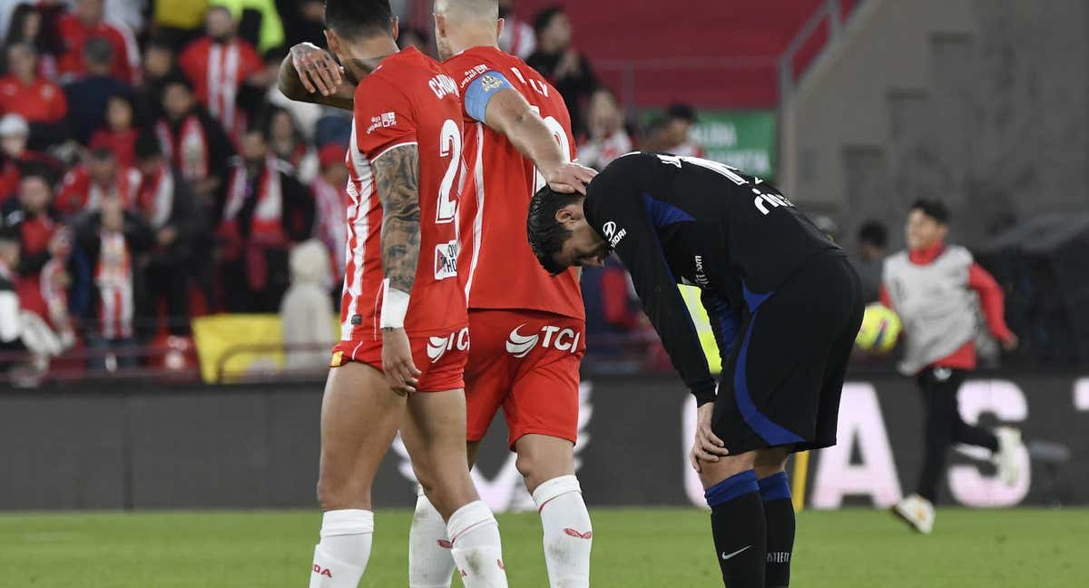 El capitán del Almería, Ely, consoló a Morata al final del partido. /EFE