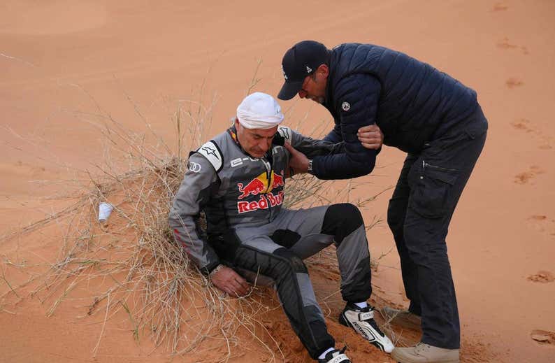 Sainz vuelve del Dakar con dos vértebras fracturadas