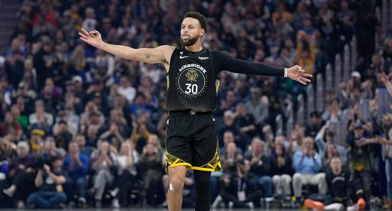 Stephen Curry celebra una canasta en su regreso tras su lesión.