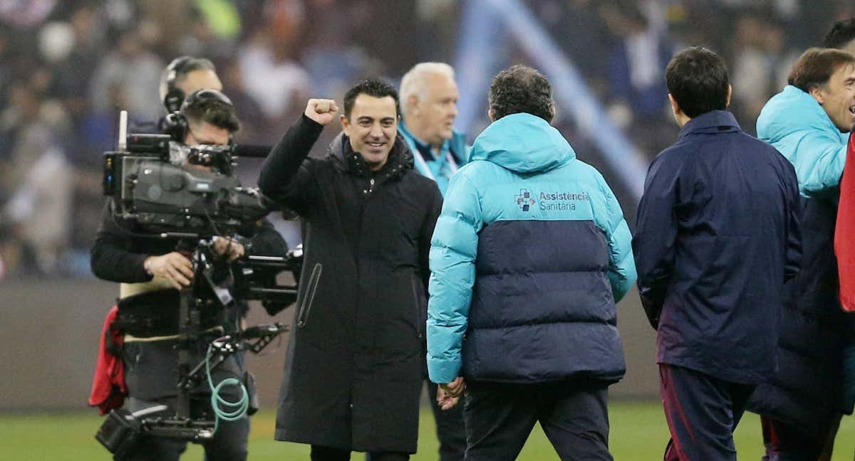 Xavi celebra con su staff su primer título como entrenador del Barcelona./Reuters