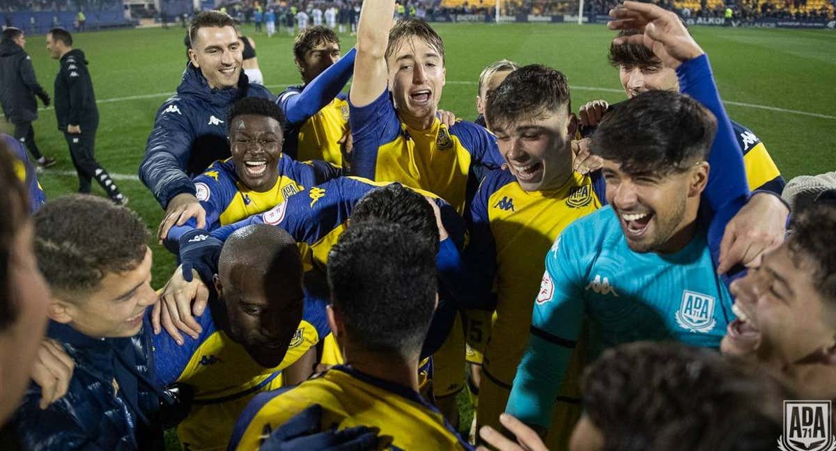 El Alcorcón celebra la victoria ante el Deportivo./AD Alcorcón