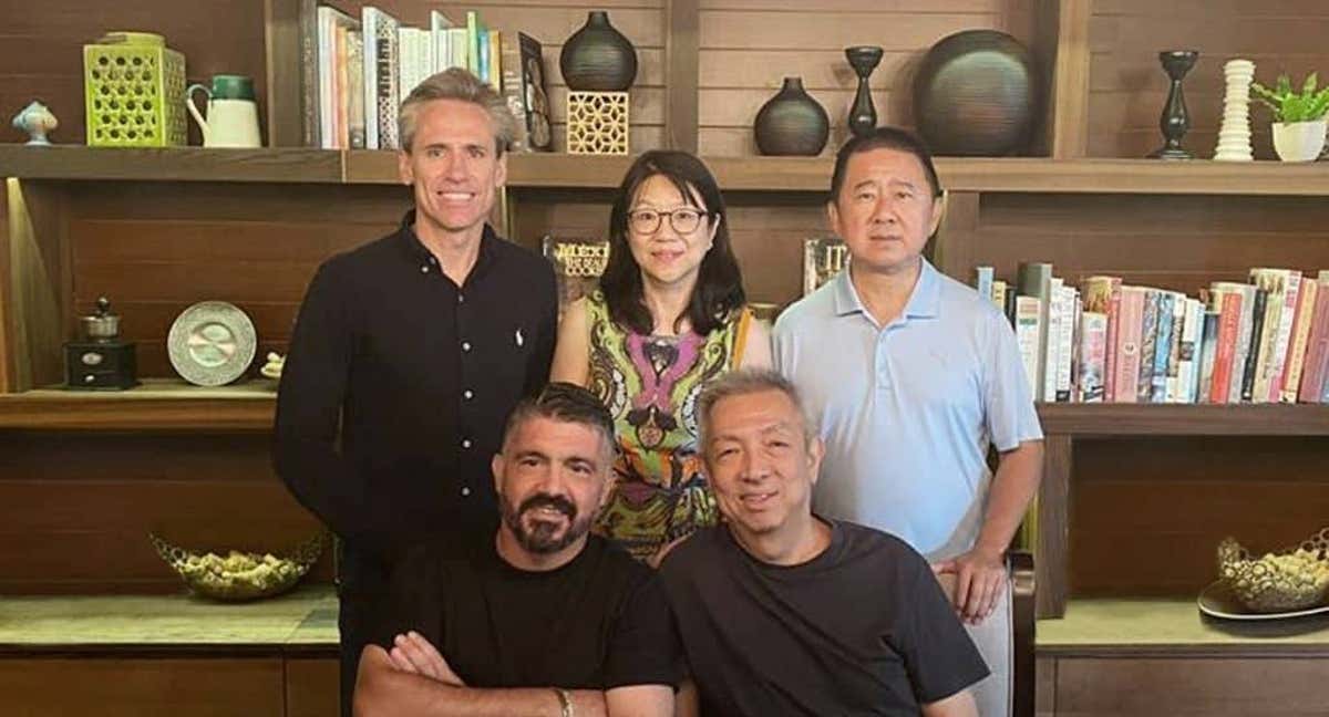 La cúpula directiva del Valencia en una reunión en Singapur. /Valencia C.F