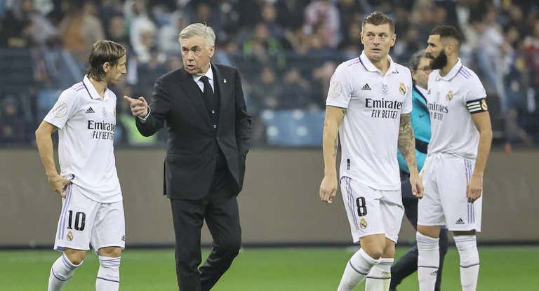 Modric, Ancelotti y Kroos, durante la final de Supercopa.