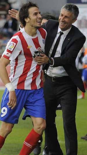 Quique Setién, en el Lugo, felicita a su delantero Óscar Díaz.