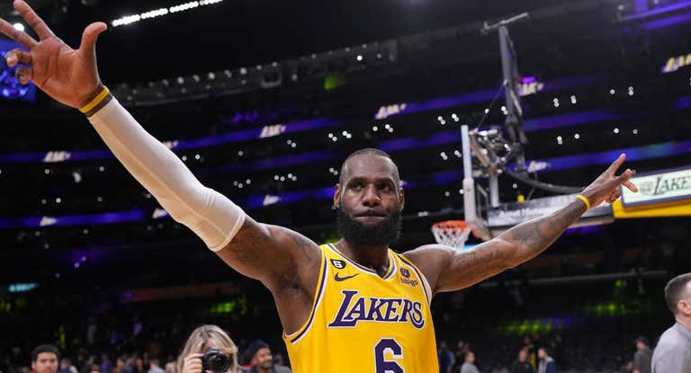 LeBron James tras uno de sus últimos partidos con los Lakers.