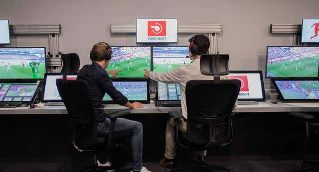 Los árbitros explicarán sus decisiones por megafonía: los cambios de la IFAB