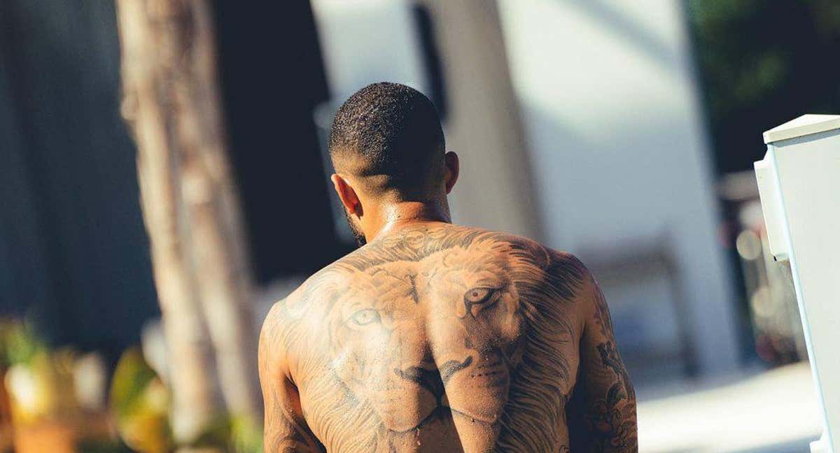 Memphis Depay muestra su tatuaje de león./MEMPHIS DEPAY