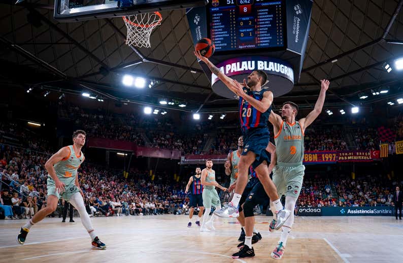El Barça deprime a Baskonia; Valencia se reafirma ante el Partizan