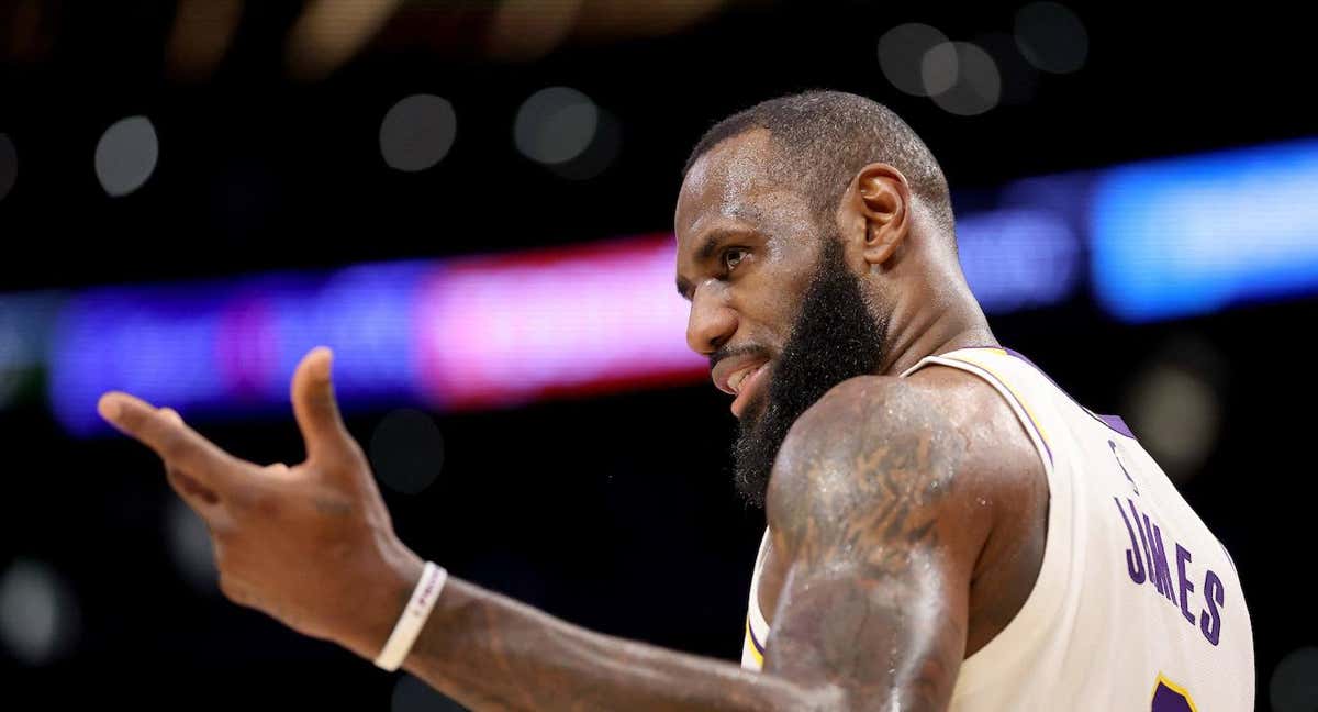 LeBron James durante el último partido de los Lakers frente a los Sixers./AFP