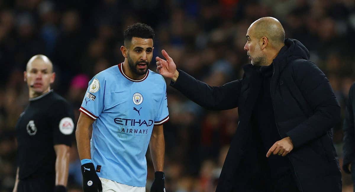 Mahrez y Guardiola durante el partido.
