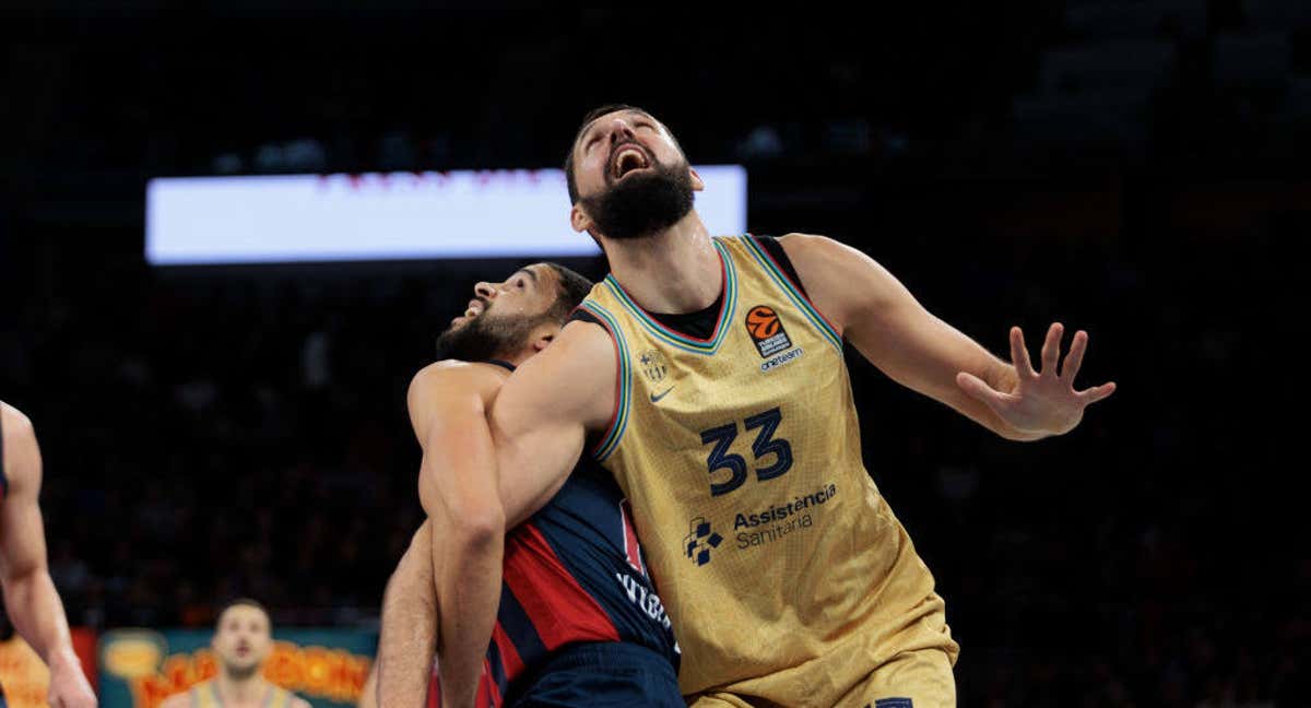 Nikola Mirotic pelea un rebote con Darius Thompson.