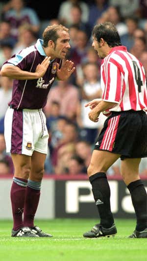 Alkorta, en un partido internacional con el Athletic. GETTY