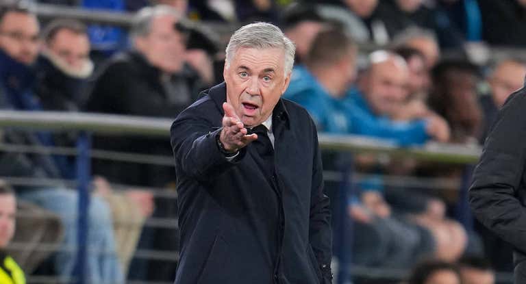 Ancelotti, enfadado, en el partido del Madrid en Vila-real.