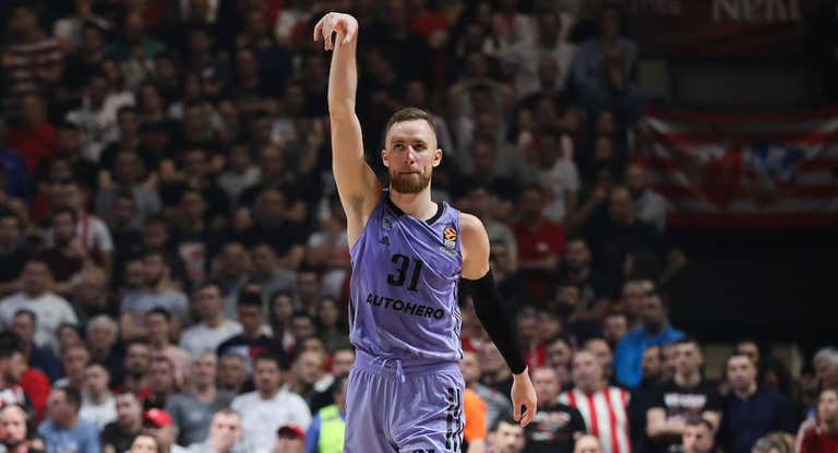 Dzanan Musa celebra una canasta reciente con el Real Madrid.