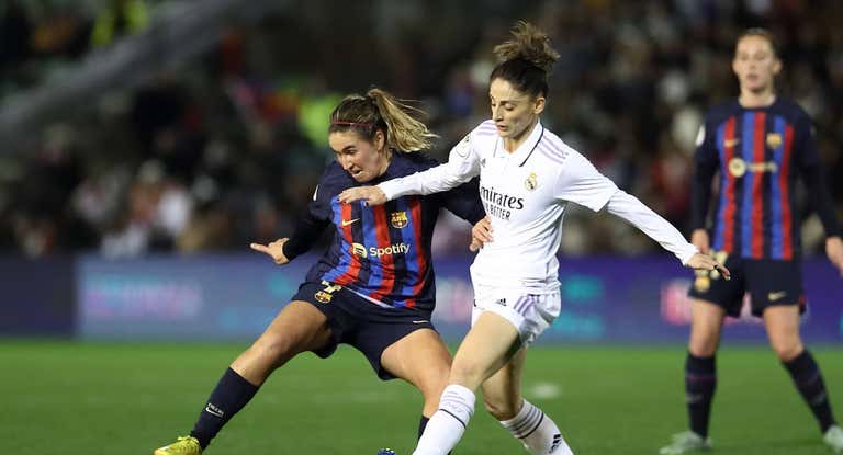 Mariona y Esther, jugadoras del Barça y el Real Madrid, se disputan un balón en el Clásico de Supercopa.