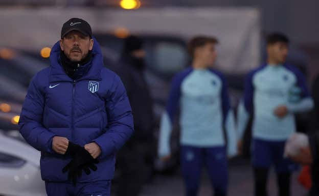 Simeone, en el entrenamiento del jueves en el Cerro del Espino.  ATLÉTICO DE MADRID
