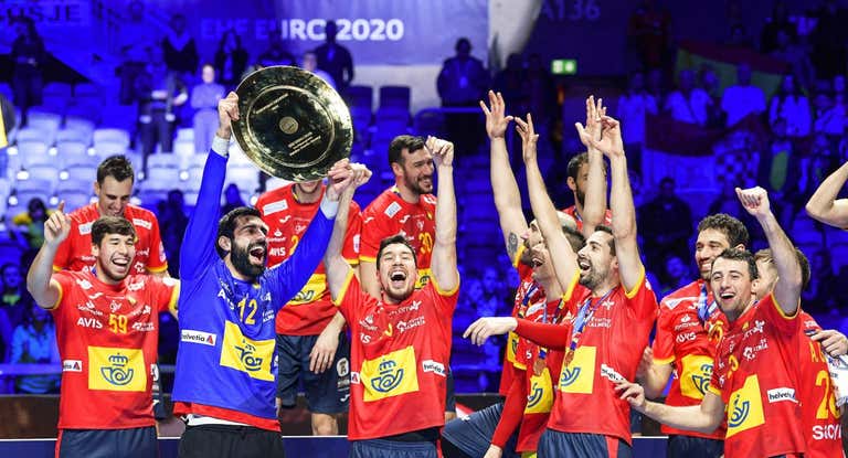 Rodrigo Corrales levanta el trofeo de Campeón de Europa en 2020, rodeado del resto de los Hispanos.